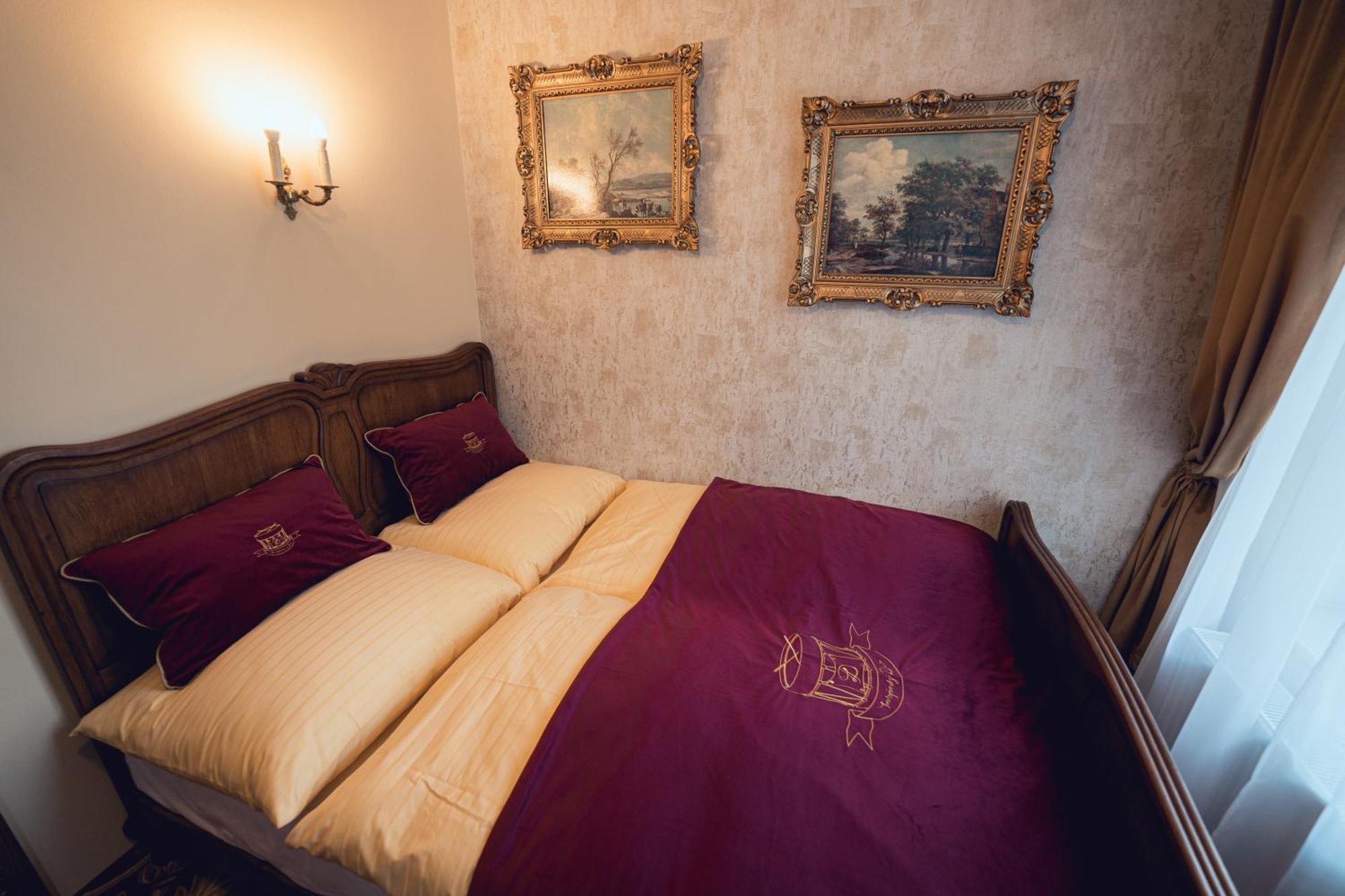 Hotel Svatojansky Dvur Prag Rum bild