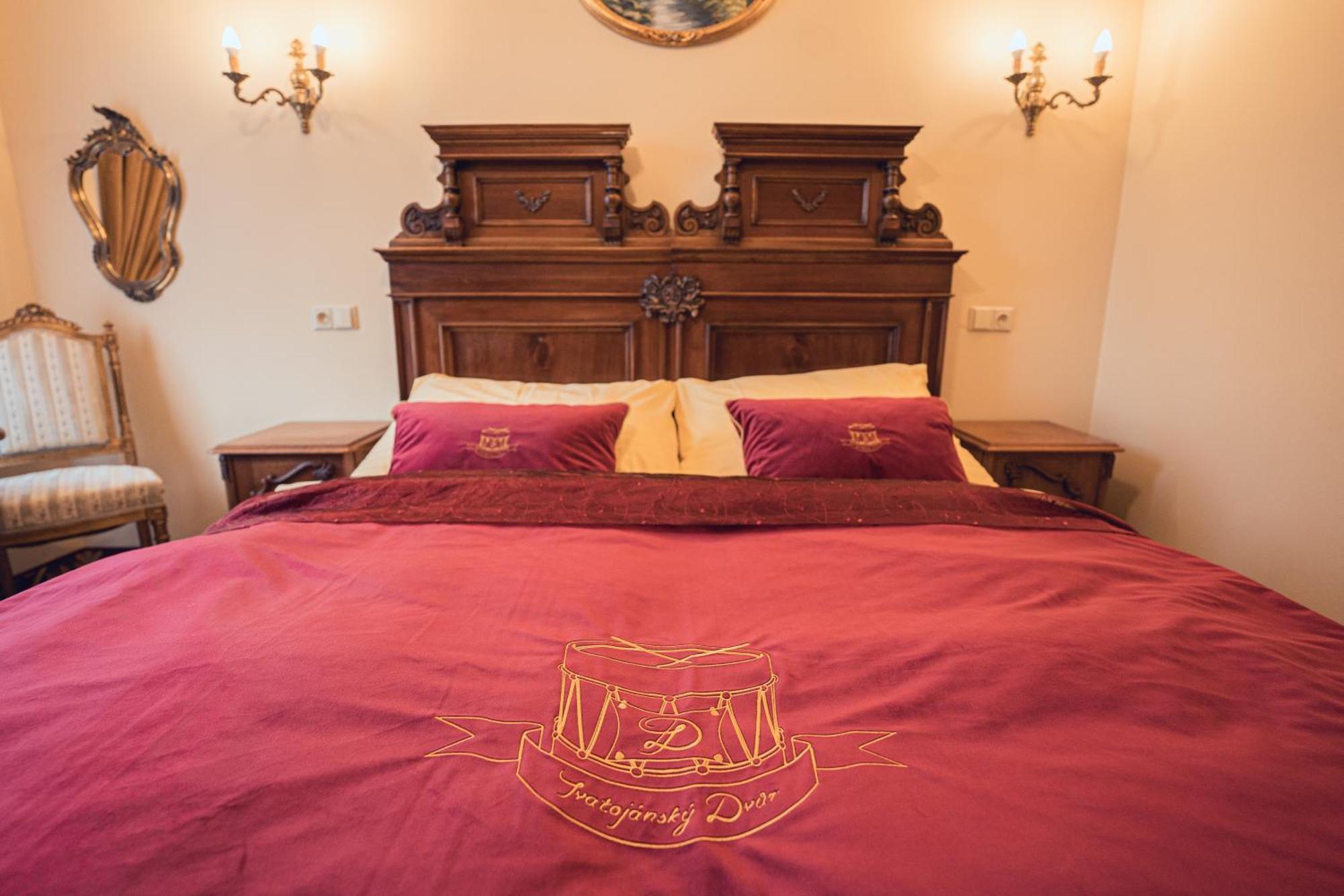 Hotel Svatojansky Dvur Prag Rum bild