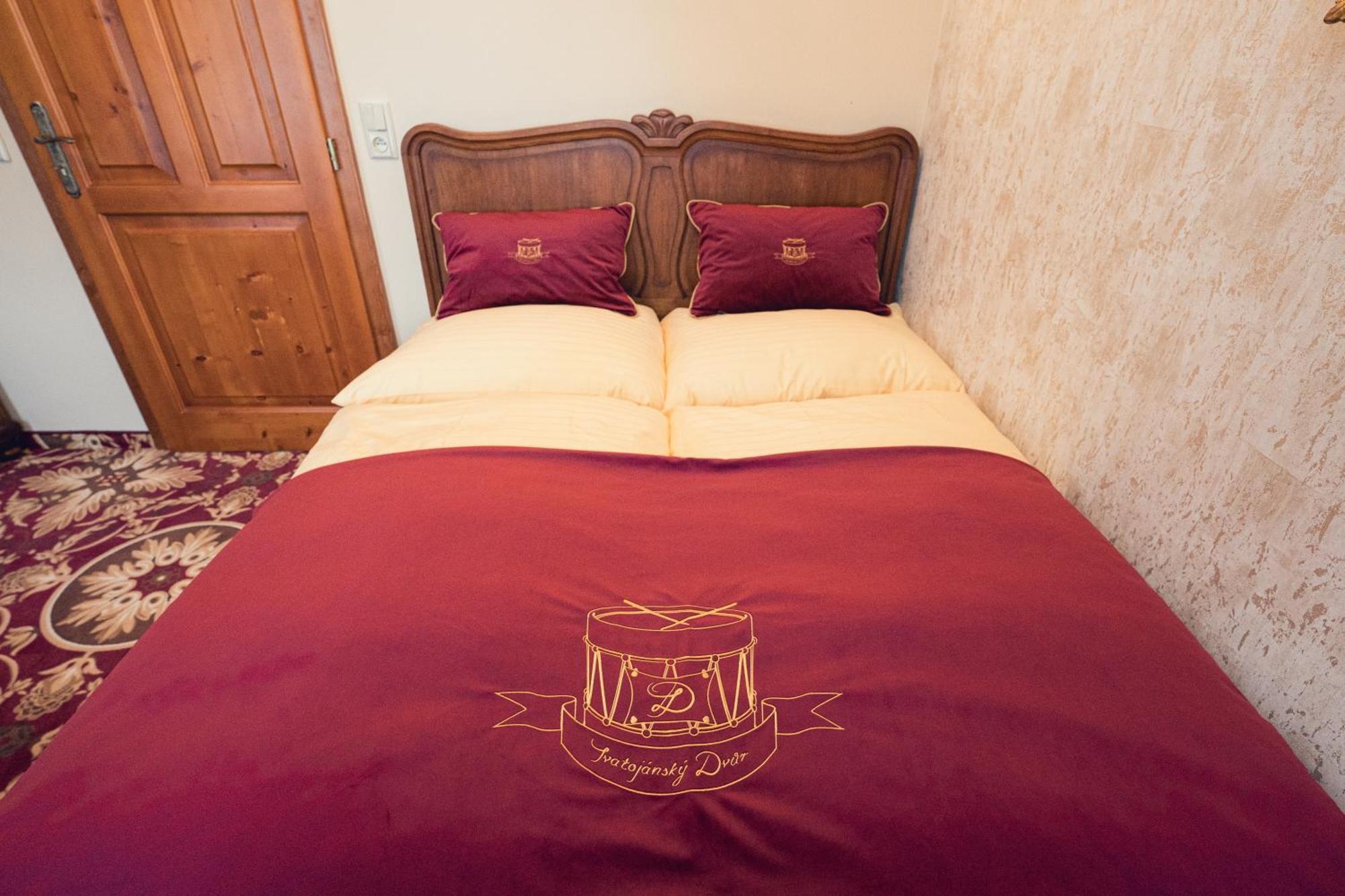 Hotel Svatojansky Dvur Prag Rum bild