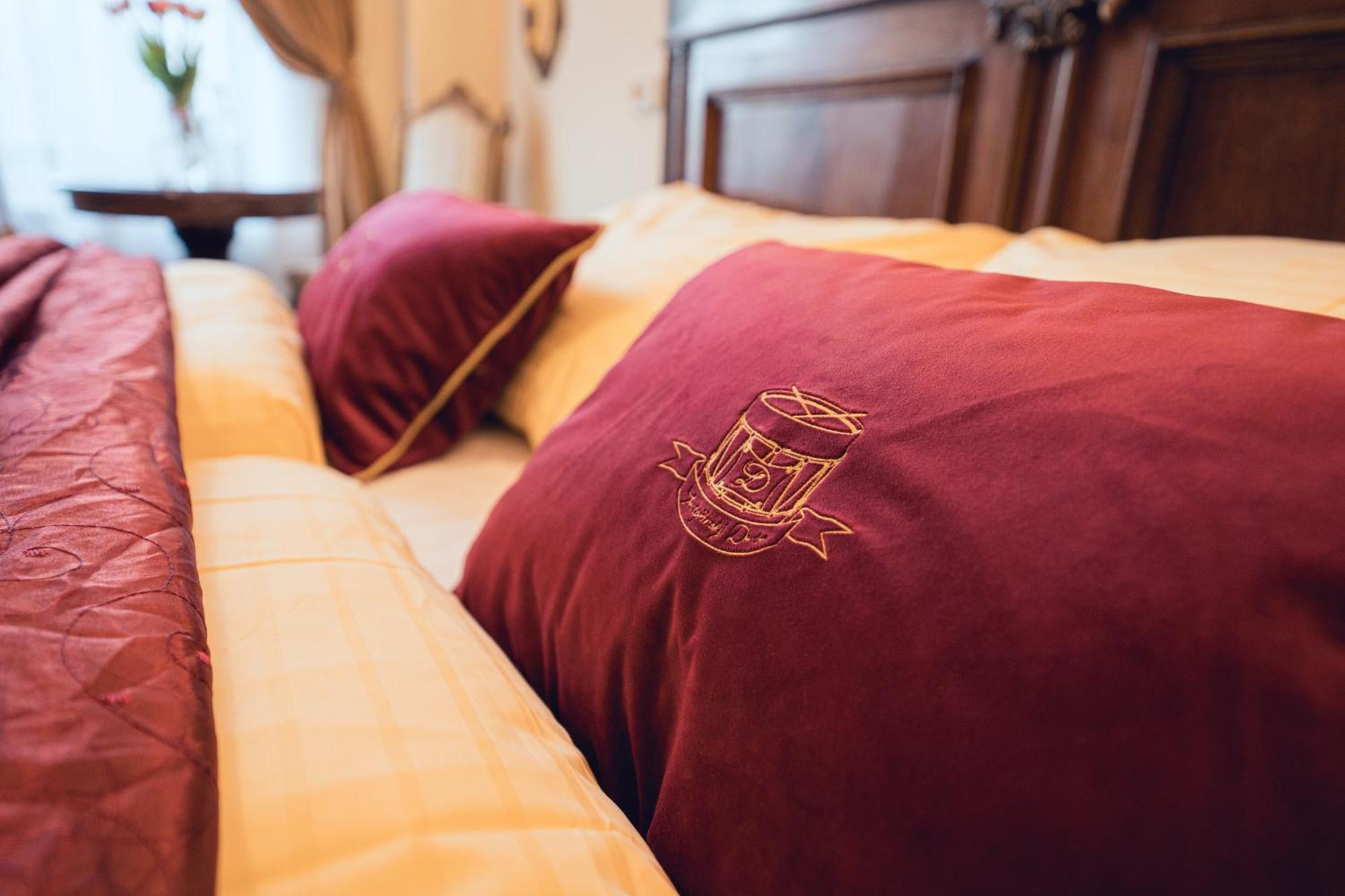 Hotel Svatojansky Dvur Prag Rum bild
