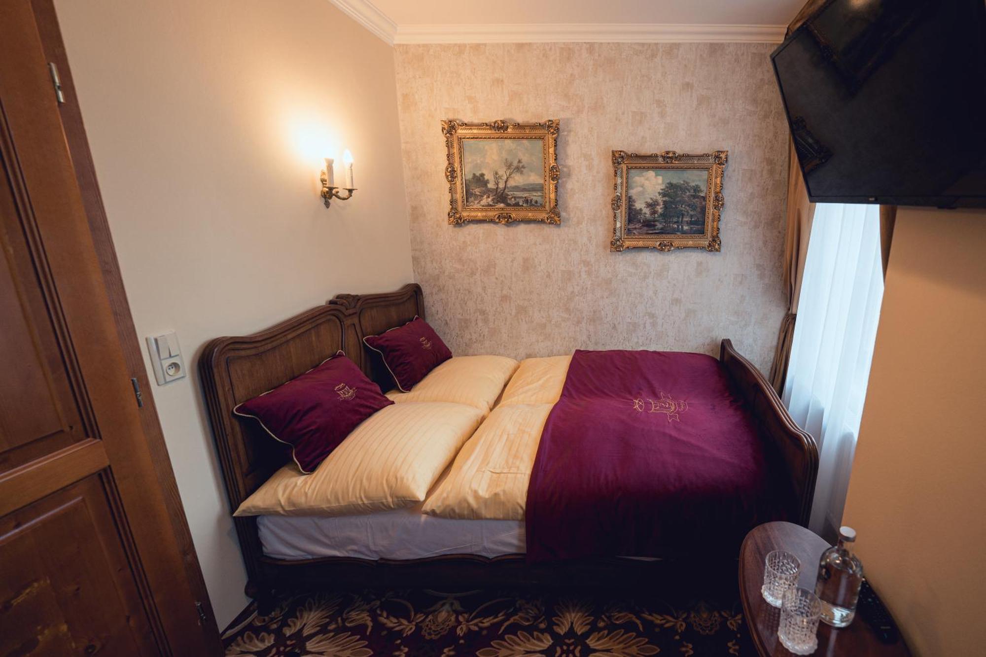 Hotel Svatojansky Dvur Prag Rum bild
